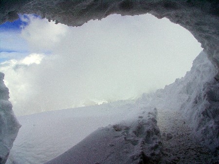 The ice hole leading out onto the ridge path to Valee Blanche