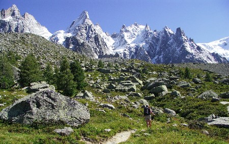 Heading across the Grand Balcon Nord to Plan de l'Aiguille