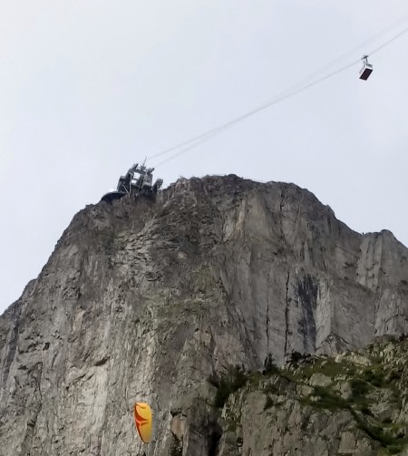 Paraglider and cable car at Brevent